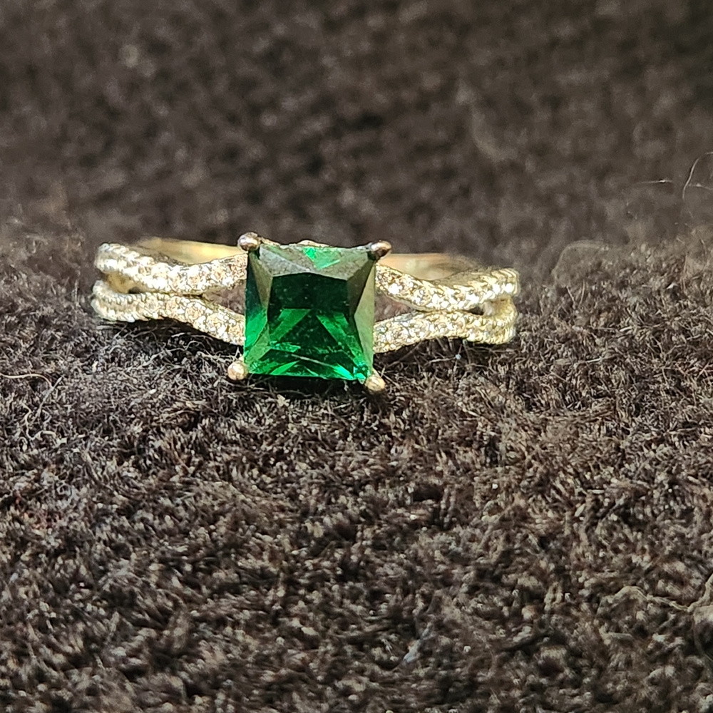 Elegant Green Gemstone Ring with Gold Band